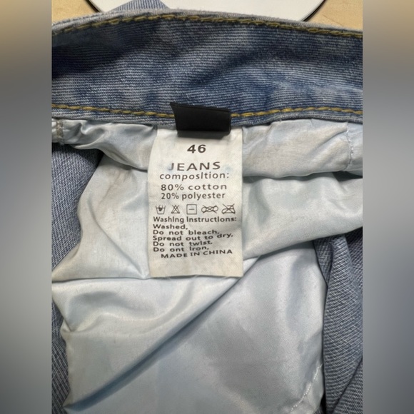 Light wash boyfriend jeans - Picture 3 of 4